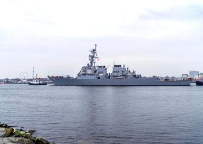 Zerstörer der Marine der Vereinigten Staaten "Donald Cook" (DDG - 75, Arleigh-Burke-Klasse) in Warnemünde, Foto: M Peich