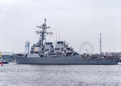Zerstörer der Marine der Vereinigten Staaten "Donald Cook" (DDG - 75, Arleigh-Burke-Klasse) in Warnemünde, Foto: M Peich