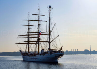 Noch wenige Momente bis der Großsegler im Heimathafen festmacht. Foto: D. Angres