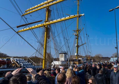 Großer Andrang beim Anbord gehen. Jeder möchte die Angehörigen so schnell wie möglich in die Arme schliessen. Foto: D. Angres