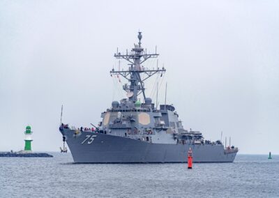 Zerstörer der Marine der Vereinigten Staaten "Donald Cook" (DDG - 75, Arleigh-Burke-Klasse) in Warnemünde, Foto: M Peich