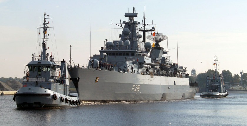 Fregatte "Schleswig Holstein" mit zwei Schleppern