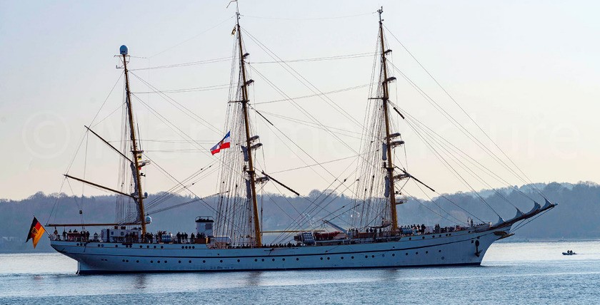 Die Silhouette des Segelschulschiffes ist schon von weitem gut erkennbar. Foto: D. Angres