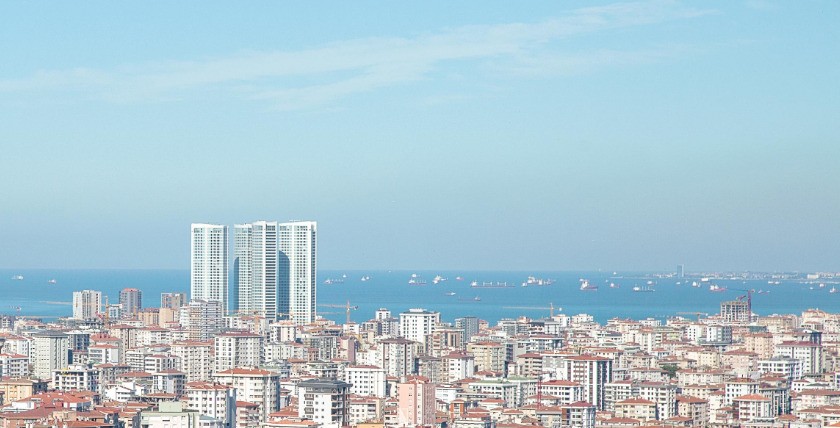 Aussicht auf der Stadt Istanbul, im Hintergrund ist das Marmarameer zu sehen.