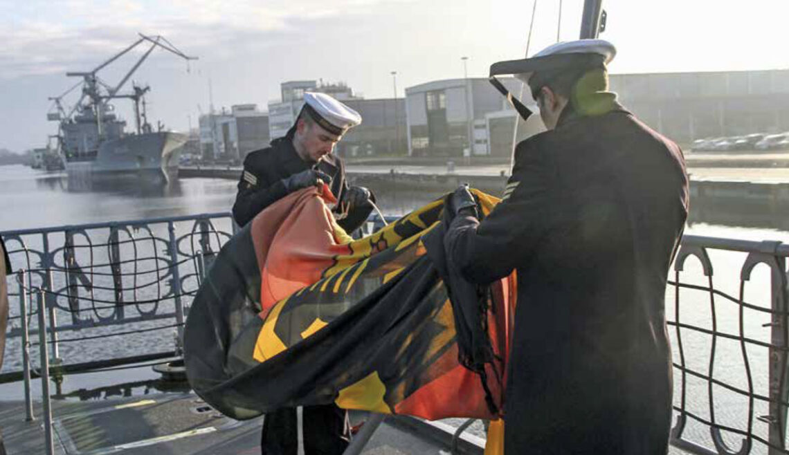 „Hol nieder Flagge und Wimpel“: Außerdienststellung der Fregatte Augsburg im Jahr 2019, Foto: Bw/Kim Brakensiek