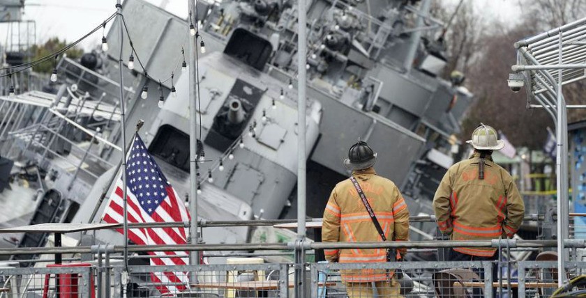 Das Oldtimer-Schiff USS The Sullivans notiert auf einer Seite, nachdem es am Donnerstag, den 14.04.2022, in Buffalo, N.Y., über Nacht Wasser genommen hat Untergang an seinem Liegeplatz im Buffalo and Erie County Naval & Military Park. (Derek Gee/The Buffalo News über AP), www.stripes.com