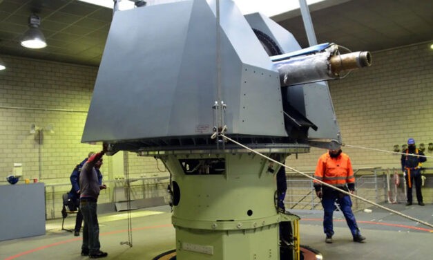 Fregatte 126 erhält Marinegeschütz OTO 127/64 Vulcano