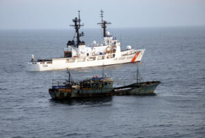Ein Schiff der US Coast Guard mit einem verdächtigen chinesischen Fischerboot östlich der japanischen Insel Hokkaido, Foto: US Coast Guard District 17