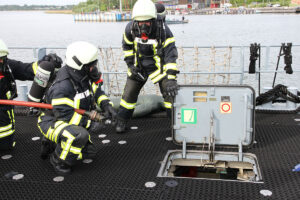 Schadensabwehrausbildung an Bord der Ausbildungsplattform Ensdorf