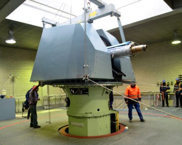 Einrüstung der Oto Melara 76 mm Super Rapid