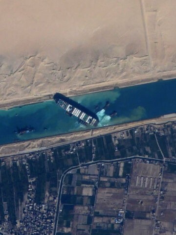 Im vergangenen Jahr blockierte die Ever Given für einige Tage den Sueskanal – und brachte damit die globalen Lieferketten durcheinander. Foto: Nasa