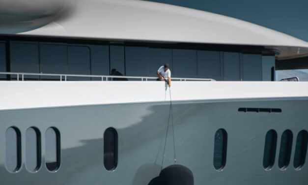 Oligarchenyacht schaltet ab