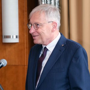 Karsten Schneider, ein Konteradmiral a. D. der Deutschen Marine. 