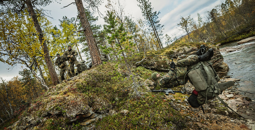 A marine infantry soldier from the sea battalion practises a water crossing, photo: Bw/Jana Neumann