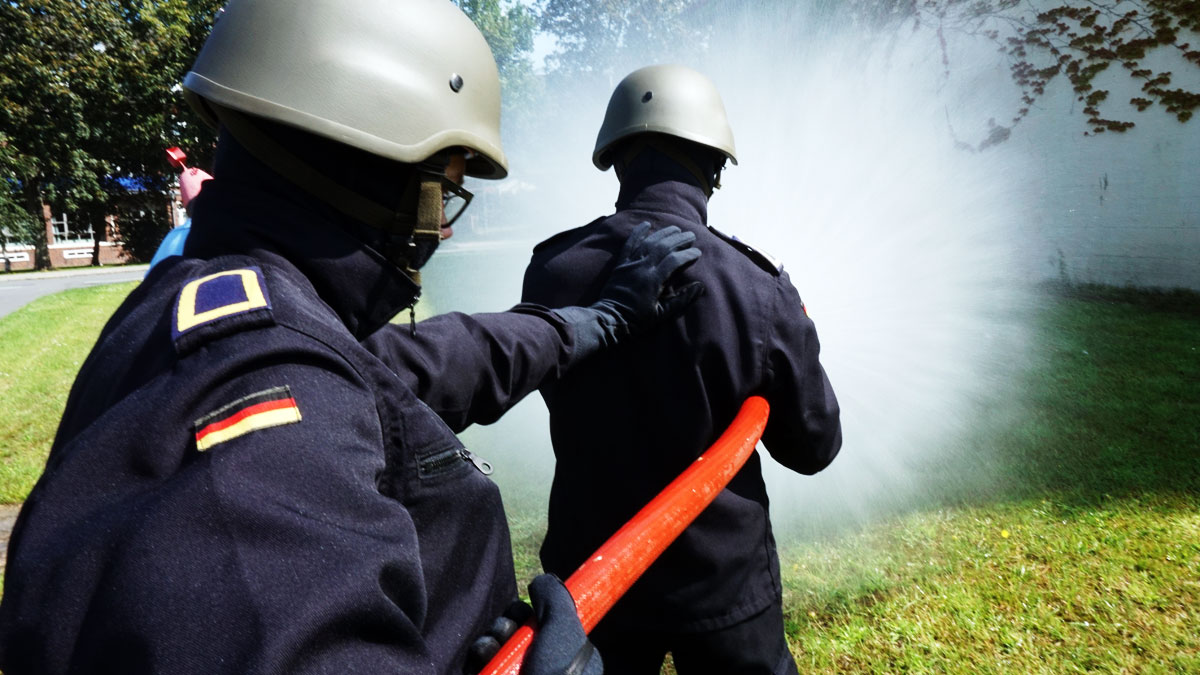 Feuerlöschübung zur Aufbaubefähigung Bord, Foto: Bw
