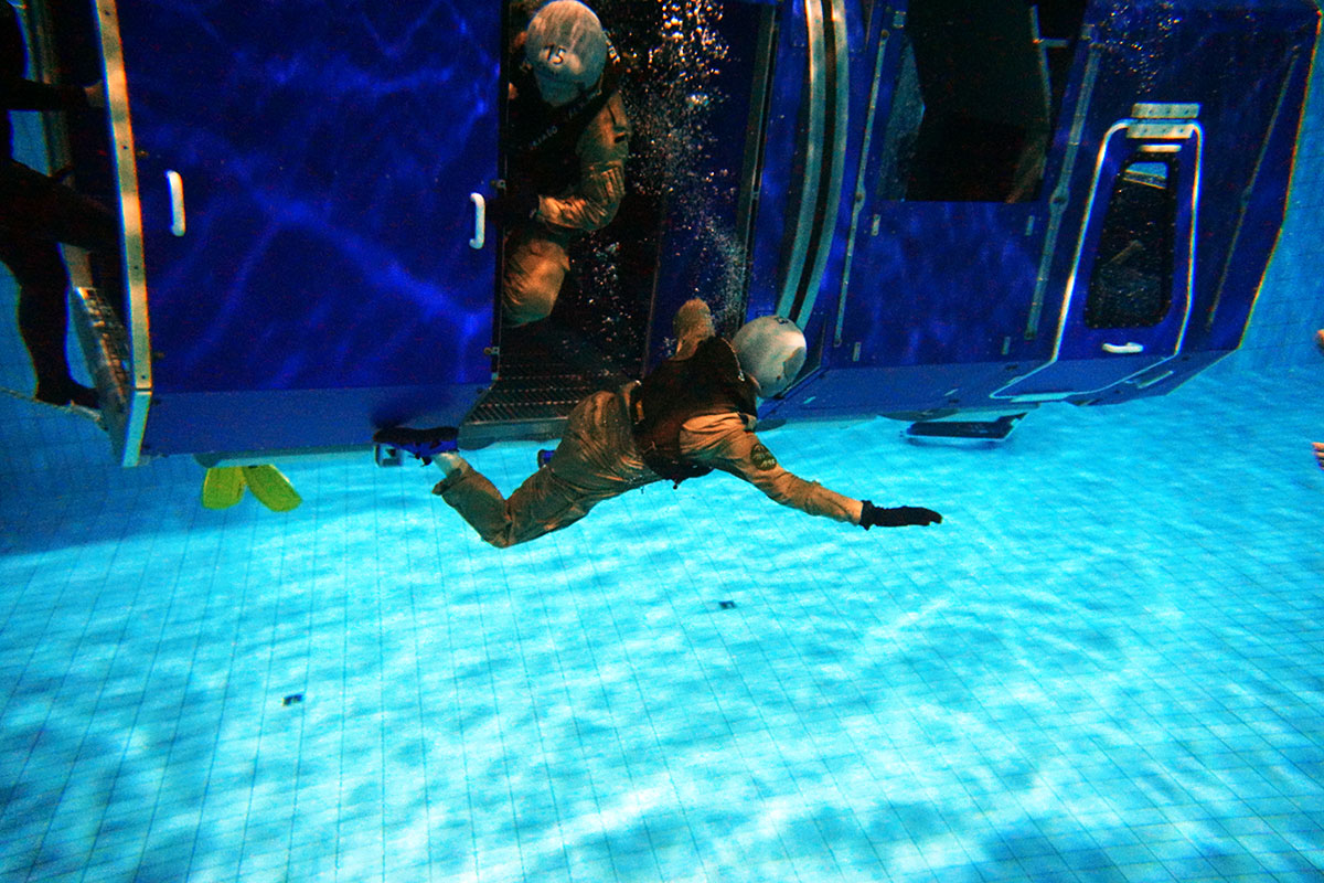 Austauchen einer Luftfahrzeugbesatzung während der Hallenausbildung, Foto: Bw
