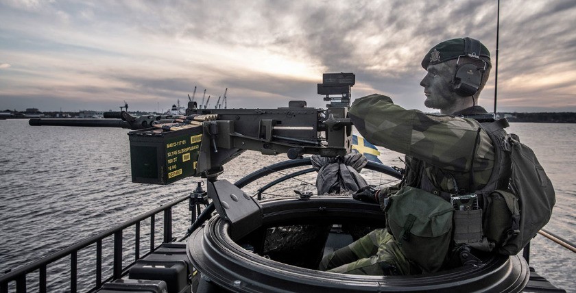 Marine with machine gun on a CB 90H amphibious assault boat, photo: Försvarsmakten