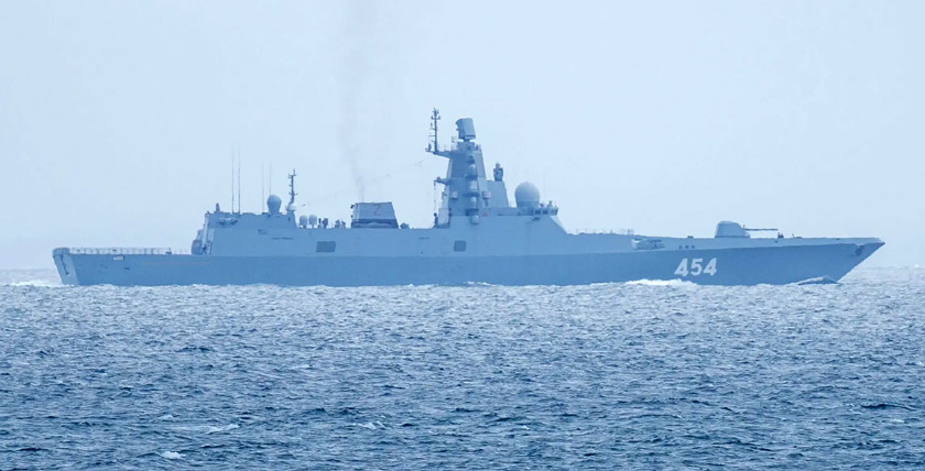 "Admiral Gorshkov" mit erkennbarem "Z" als Symbol für den Krieg gegen die Ukraine. Foto: Michael Nitz