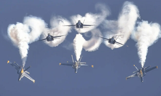 Erste Blue Angels Pilotin