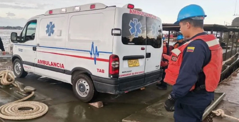 Kolumbianische Marine transportiert Krankenwagen in das Amazonas-Gebiet von Puerto Narinño. Foto: cogfm.com