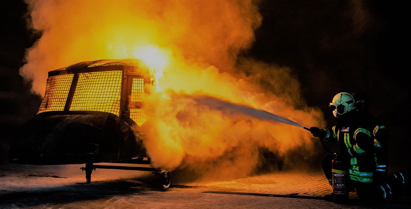 Extinguishing exercise with a burning helicopter model, photo: Bw/Marcel Kröncke
