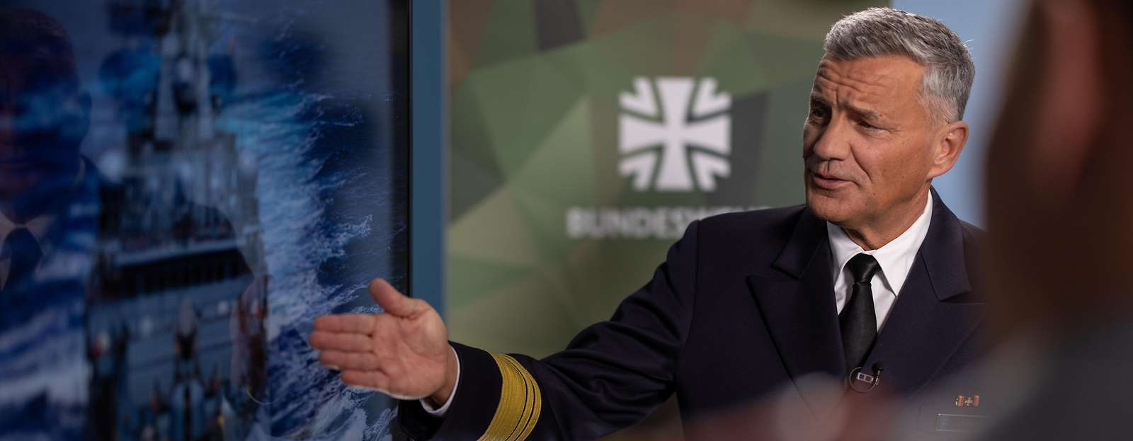 Vizeadmiral Frank Lenski im Interview bei "Nachgefragt" Youtube Bundeswehr. Foto: Bundeswehr/Tom Twardy