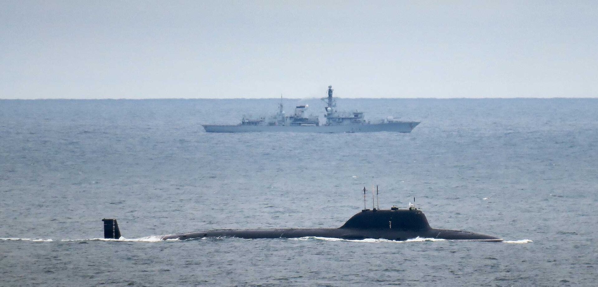 HMS Portland begleitet russisches Atom-U-Boot "Severodvinsk" (Yasen). Foto: Crown Copyright