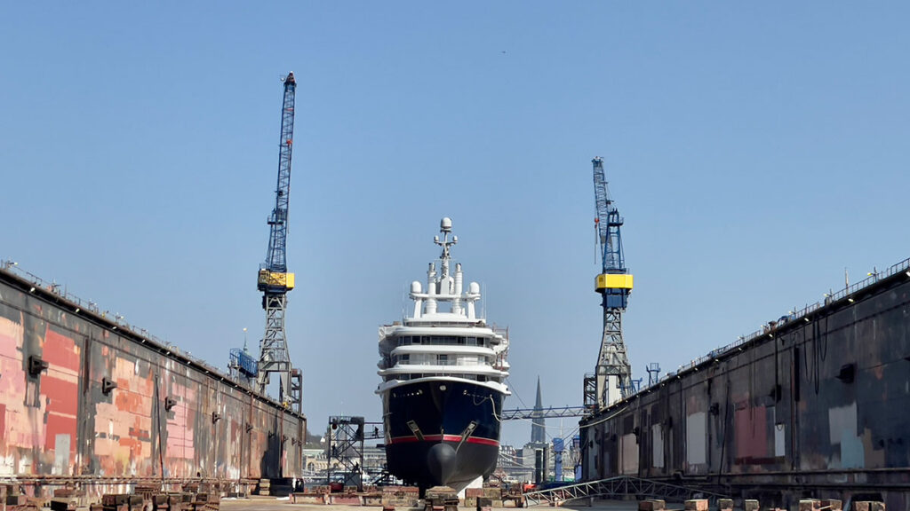 Die 115 Meter lange Superyacht Lun a soll dem Geschäftsmann Farkhad Akhmedow gehören, Foto: Michaela Veers