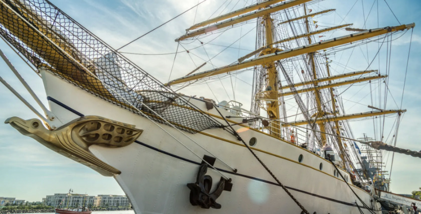 Das Segelschulschiff Gorch Fock mit der Albatros-Galionsfigur im Hafen von Kiel bei Sonne und blauem Himmel, Foto: yourpix