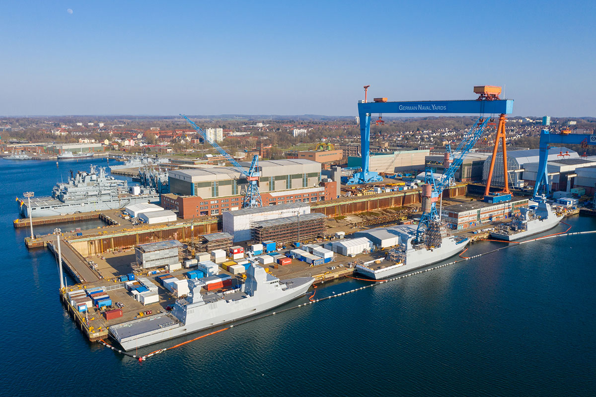 Das Werftgelände von German Naval Yards Kiel mit für Israel bestimmten Korvetten am Ausrüstungskai, Foto: German Naval Yards Kiel