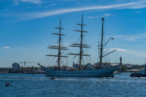 SSS Gorch Fock beim Einlaufen zur Hanse Sail 2022 vor der Skyline von Warnemünde, Foto: Daniel Angres
