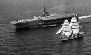 Das italienische Marineschulschiff Amerigo Vespucci segelt am 12. Juli 1962 im Mittelmeer an der USS Independence vorbei. (Nationalarchiv)