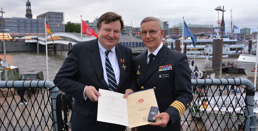 an Bord der Fregatte BAYERN verlieh Kapitän zur See Michael Giss, Kommandeur des Landeskommando Hamburg das Ehrenkreuz der Bundeswehr an Peter Tamm