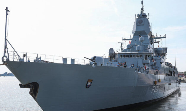 Fregatte „Hessen“ übt mit Flugzeugträgerverband