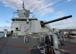 Imposante 127-mm Kanone auf der Back, foto: Bw/Carsten Vennemann