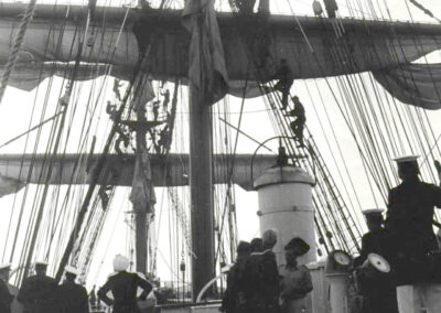 Aufentern zum Segelbergen - 38. AAR Gorch Fock Jul/Aug 1971. Foto: A. Stephenson