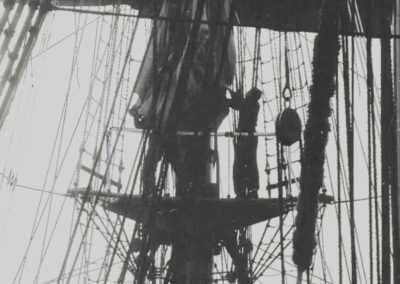 Im Topp, Segel packen - 38. AAR Gorch Fock Jul/Aug 1971. Foto: A. Stephenson