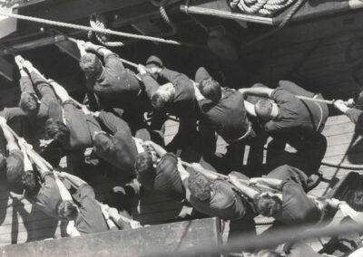 An Deck, Schoten und Brassen - 38. AAR Gorch Fock Jul/Aug 1971. Foto: A. Stephenson