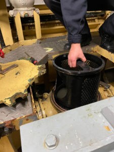 Einbau eines an Bord gedruckten See-Kühlwasserfilters, Foto: Bw/Sascha Hartig