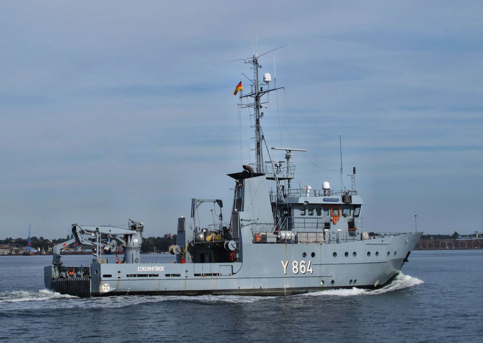 Mehrzweckboot "Mittelgrund" Y864 der Wehrtechnischen Dienststelle 71 in Eckernförde  Foto: Creative Commons 2016