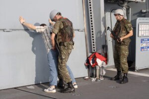 Türkische Soldaten bei Boardingübungen 2009 an Bord der Schleswig-Holstein, Foto: Bw