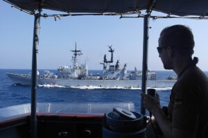 RAS-Anlauf mit dem italienischen Zerstörer Francesco Mimbelli, Foto: Bw