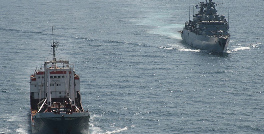 The Schleswig-Holstein escorts a WFP freighter off the coast of Somalia, photo: Bw/Yvonne Knoll