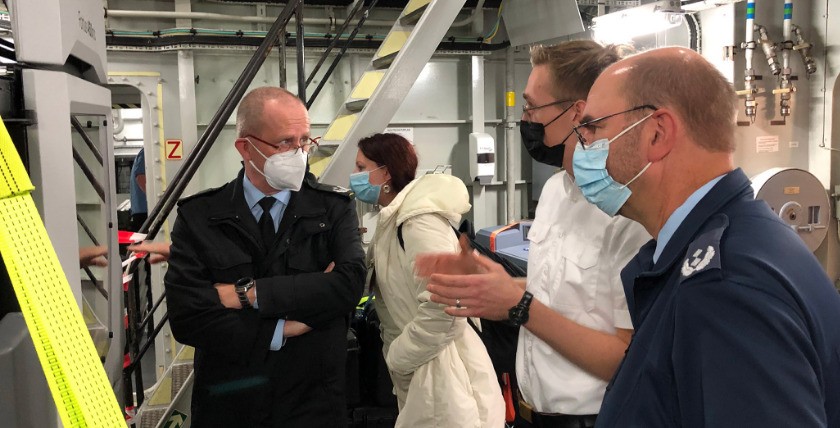 Projekt- und Experimentleitung an Bord der Sachsen, Foto: Bw/Reiner Baier