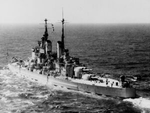 Heckansicht der HMS Vanguard, in der ihr charakteristisches Spiegelheck gut zu erkennen ist, Foto: Naval Heritage and History Command, U.S. Navy