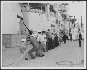 Einholen eines Rettungsbootes während der NATO-Übung „Mainbrace“ am 19. September 1952, Foto: Naval Heritage and History Command, U.S. Navy