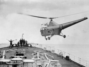 Landung eines Westland WS-51 Dragonfly auf dem Vorschiff, Foto: Royal Navy