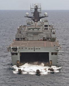Sturmboote der Royal Marines verlassen die HMS Albion, Foto: Royal Navy/Crown Copyright