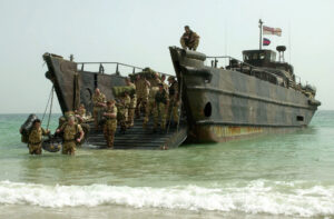 Royal Marines während der Operation Enduring Freedom am Strand von Kuwait, Foto: US Navy