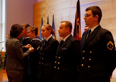 Auszeichnung der Besatzungsangehörigen durch die Landtagspräsidentin, Foto: Bundeswehr/Marcel Kröncke